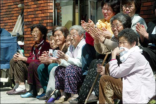 8일 오전 경남 거제 둔덕리에서 유세를 지켜보는 유권자들. 